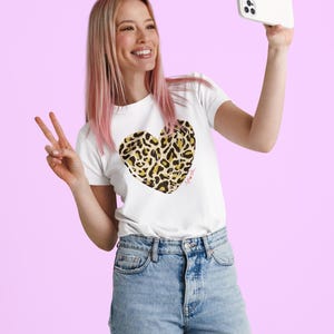 Leopard Heart T-Shirt: Trendy Animal Print Valentine&#39;s Day Top