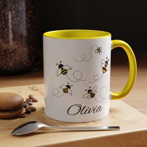 Personalisierte Biene Akzent Kaffeetasse, niedliche Insekten Tasse, Geschenk für Imker, Biene Liebhaber Tasse, benutzerdefinierte Namenstasse, gelbe Akzent Kaffeetasse