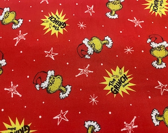 Peut inclure: Tissu rouge avec un motif répété du Grinch portant un chapeau de Père Noël, des flocons de neige blancs et des éclairs jaunes avec le texte "The Grinch". Un design festif pour les créations de Noël.