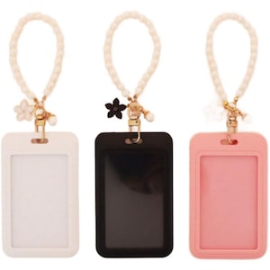 Élégant Porte-Badge avec Bracelet Perlé & Charm Fleuri