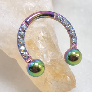Piercing a cerchio da 16 g, 8 mm, in titanio ASTM F136, con pavé, Aurora Boreale, Zirconi cubici arcobaleno, placcato PVD, con calibri a ferro di cavallo, per setto nasale, anello da daith, filettatura esterna.