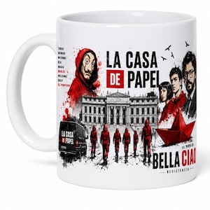 Puede incluir: Una taza de cerámica blanca con un estampado gráfico de La Casa de Papel. El diseño incluye el título de la serie, un barco de papel rojo, personajes con monos rojos, un edificio, una furgoneta y el texto Bella Ciao y Resistencia en negro y rojo.