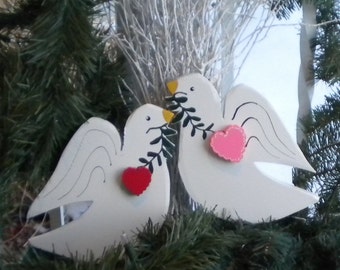 Hanging Sign Cupid 1 - this set of hanging doves with one red and one pink heart can be displayed indoors on a tree or outside.!