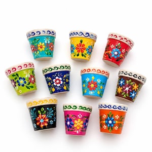 Pequeñas macetas de cerámica mexicana, pintadas a mano, ideales como recuerdos de boda con temática de fiesta mexicana (6,35 cm).