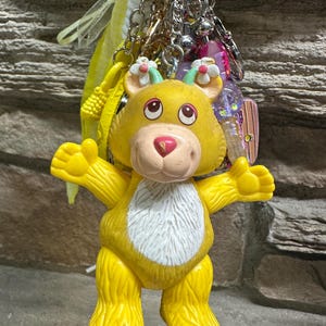 Vintage Wuzzle & Friends Taschenanhänger Bär | Pastell Kawaii Schlüsselanhänger | Nostalgie Taschenanhänger | Retro Cartoon Zubehör | One of a Kind Geschenk