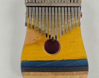 Kalimba, piano de pulgar exótico hecho a mano con patineta reciclada y diseño personalizado.