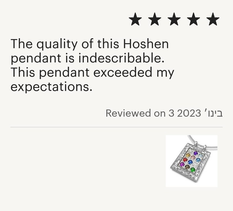 Pu&ograve; includere: Un ciondolo d'argento con un designo quadrato che presenta dodici pietre preziose colorate. Il ciondolo &egrave; circondato da un bordo in filigrana intricato. Il ciondolo &egrave; su una catena d'argento.