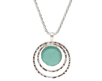 Collar con colgante de cristal romano en plata de ley: joyería antigua azulada