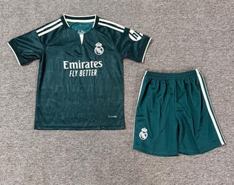 新コレクション 26/27 レアル・マドリード キッズ サッカーキット – ダークグリーン – ショーツ + ジャージ + ソックス – カスタマイズ可能