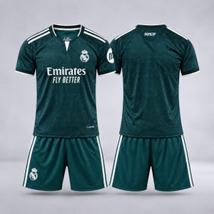 Ensemble Football Enfant Real Madrid 26/27 – Ensemble Vert foncé 3pcs – Short + Maillot + Chaussettes — Personnalisable