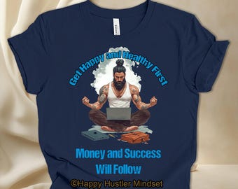Puede incluir: Camiseta azul marino con el texto "Get Happy and Healthy First" y "Money and Success Will Follow". La camiseta presenta una ilustración de un hombre meditando con un portátil. El logotipo de Happy Hustler Mindset está en la parte inferior.