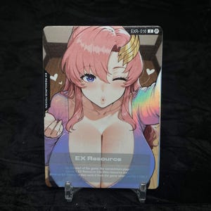 Puede incluir: Una tarjeta coleccionable con una ilustraci&oacute;n de estilo anime de una mujer con cabello rosado gui&ntilde;ando un ojo. La tarjeta tiene el texto "EX Resource" y "EXR-016". El fondo es un degradado de colores.