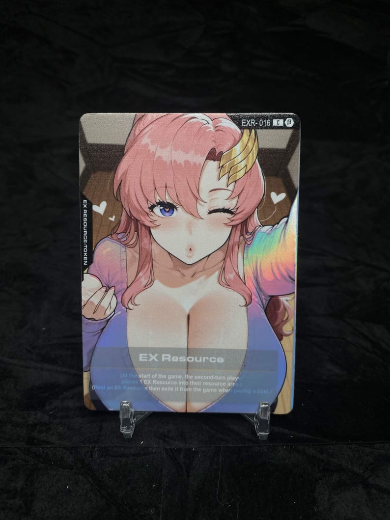 Puede incluir: Una tarjeta coleccionable con una ilustraci&oacute;n de estilo anime de una mujer con cabello rosado gui&ntilde;ando un ojo. La tarjeta tiene el texto "EX Resource" y "EXR-016". El fondo es un degradado de colores.