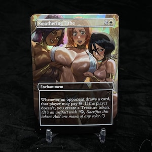 Puede incluir: Carta coleccionable con una ilustración de estilo anime de tres figuras. La carta se titula "Smothering Tithe" e incluye texto del juego. Las figuras están representadas en un entorno de fantasía, con una ilustración detallada y colorida.
