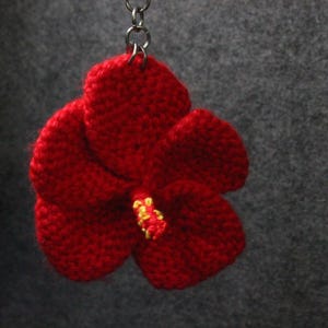 Een gehaakte sleutelhanger van een Flor De Maga.