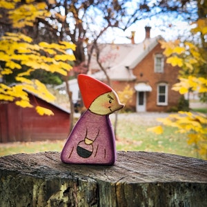 This cute little wooden witch, fairy tale figurine, Waldorf toy, non-toxic, Halloween decoration, role play friend, made of poplar wood.