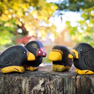 This cute little wooden raven, fairy tale figurine, Waldorf toy, non-toxic, Halloween decoration, role play friend, made of poplar wood.