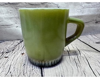 Taza de café vintage Anchor Hocking Fire King de vidrio opalino con fondo verde y marrón