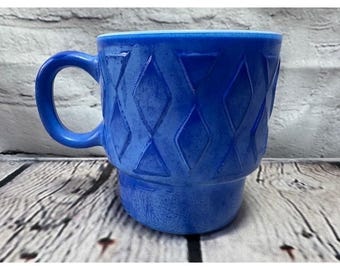 Taza de café vintage de Hazelware con diseño de diamante azul y forma de diamante, estilo mediados de siglo.