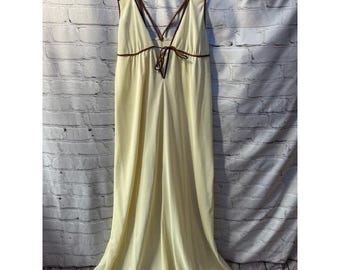 Camisón amarillo vintage de los años 70 de Dutchess, modelo Fairy Whimsy, talla 11, cuello en V, con lazo marrón.