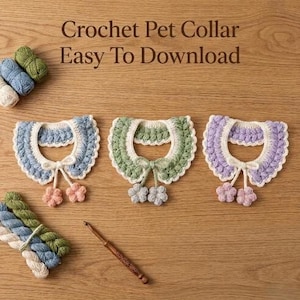 Può includere: Tre collari per animali all'uncinetto in blu, verde e viola con bordi color crema e lacci a forma di fiore. L'immagine include il testo Crochet Pet Collar Easy To Download, insieme a gomitoli di lana e un uncinetto in legno per il lavoro.
