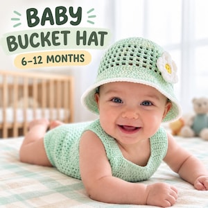 Può includere: Un cappello da pescatore per neonati all'uncinetto verde chiaro con bordo bianco e un'applicazione a fiore bianco con centro giallo. Il testo sull'immagine recita BABY BUCKET HAT 6-12 MONTHS. Il cappello presenta un motivo a griglia sulla calotta.