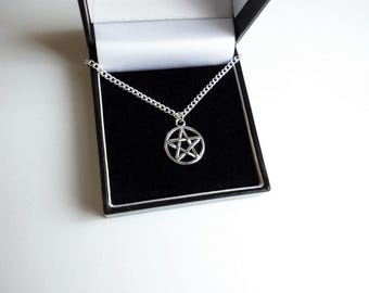 Pequeno Pentáculo Wicca Pagão Pentáculo Bruxa Colar Pingente Charme Gargantilha Corrente Banhada a Prata ou Cordão Livre Bolsa de Organza