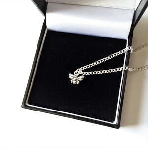 Charmant petit collier abeille vintage couleur argent pendentif breloque ras de cou cadeau chaîne ou cordon en plaqué argent sans sac en organza