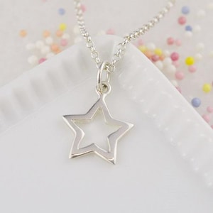 Ravissant petit collier étoile en métal argenté pendentif breloque ras de cou cadeau chaîne ou cordon en métal argenté sans sac en organza