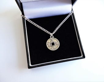 Lindo colar estilo moeda chinesa em tom prateado, pingente, gargantilha, presente, corrente banhada a prata ou cordão, bolsa de organza