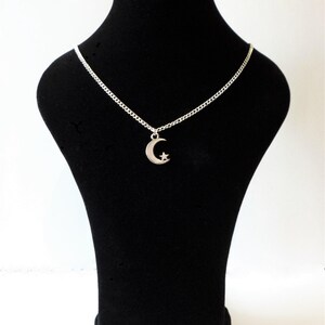 Joli petit collier vintage avec lune et étoile de couleur argentée, pendentif avec breloque, cadeau ras de cou, chaîne ou chaîne en métal argenté sans cordon, sac en organza