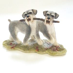 Figurine de chien en résine peinte à la main Sherratt & Simpson Schnauzer Pair Holding Stick 55135