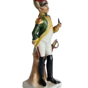 Vintage Frans porseleinen beeldje Napoleontische soldaat Soldat d&#39;Infanterie 23 cm handgeschilderd militair decor midden van de eeuw