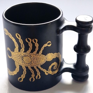 Tazza vintage in ceramica Portmeirion Scorpione Zodiaco di John Cuffley, anni '70, nera e oro.