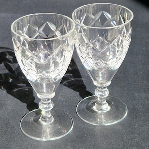 May include: A handmade wooden chopping board with a natural wood grain. It has a juice groove and a handle. Dimensions are approx. 45 cm long, 30 cm wide, and 2.5 cm thick.