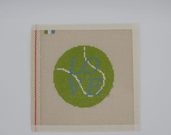 Tela decorativa ricamata a punto croce con motivo a pallina da tennis, rotonda da 10 cm, con scritta "LOVE" (Amore), ornamento sportivo in stile preppy, tela ricamata a mano