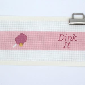 Pickleball-Schlüsselanhänger-Stickset, Dink It Needlepoint, 18-fädige, handbemalte Stickleinwand mit Klemme und Ring, Pickleball-Geschenk