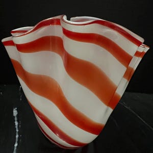 Beau Rivage Vintage glass handkerchief vase with a red and white peppermint stripe design. bild 2