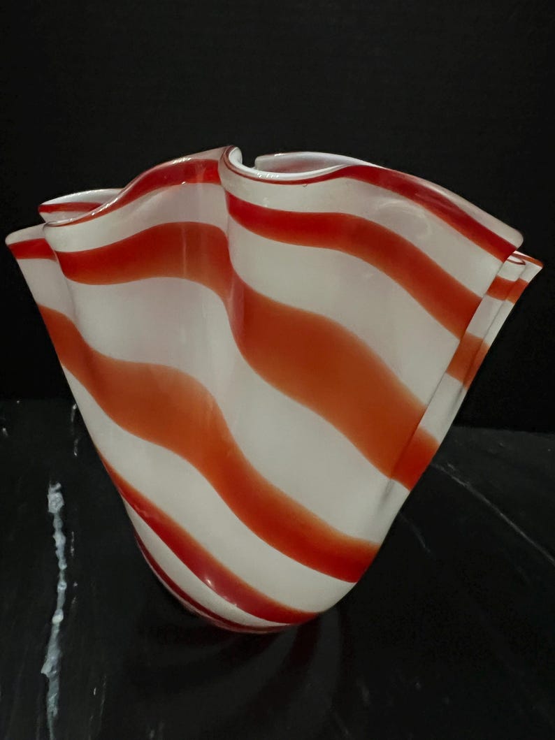 Beau Rivage Vintage glass handkerchief vase with a red and white peppermint stripe design. bild 2