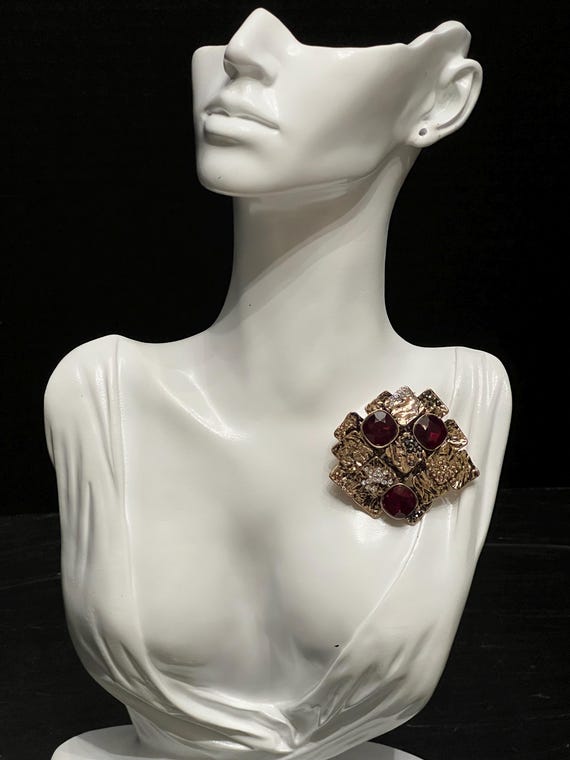 Vintage Ruby Red Statement Brooch – Textured Gold… - image 4