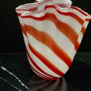 Beau Rivage Vintage glass handkerchief vase with a red and white peppermint stripe design. bild 1