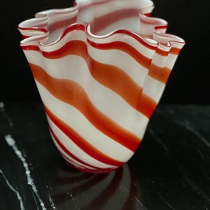 Beau Rivage Vintage glass handkerchief vase with a red and white peppermint stripe design. bild 3