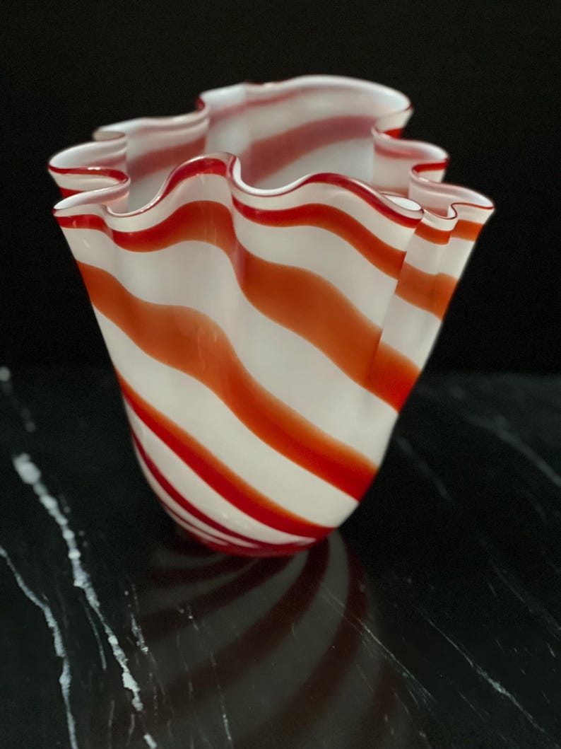 Beau Rivage Vintage glass handkerchief vase with a red and white peppermint stripe design. bild 3