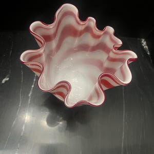 Beau Rivage Vintage glass handkerchief vase with a red and white peppermint stripe design. bild 5
