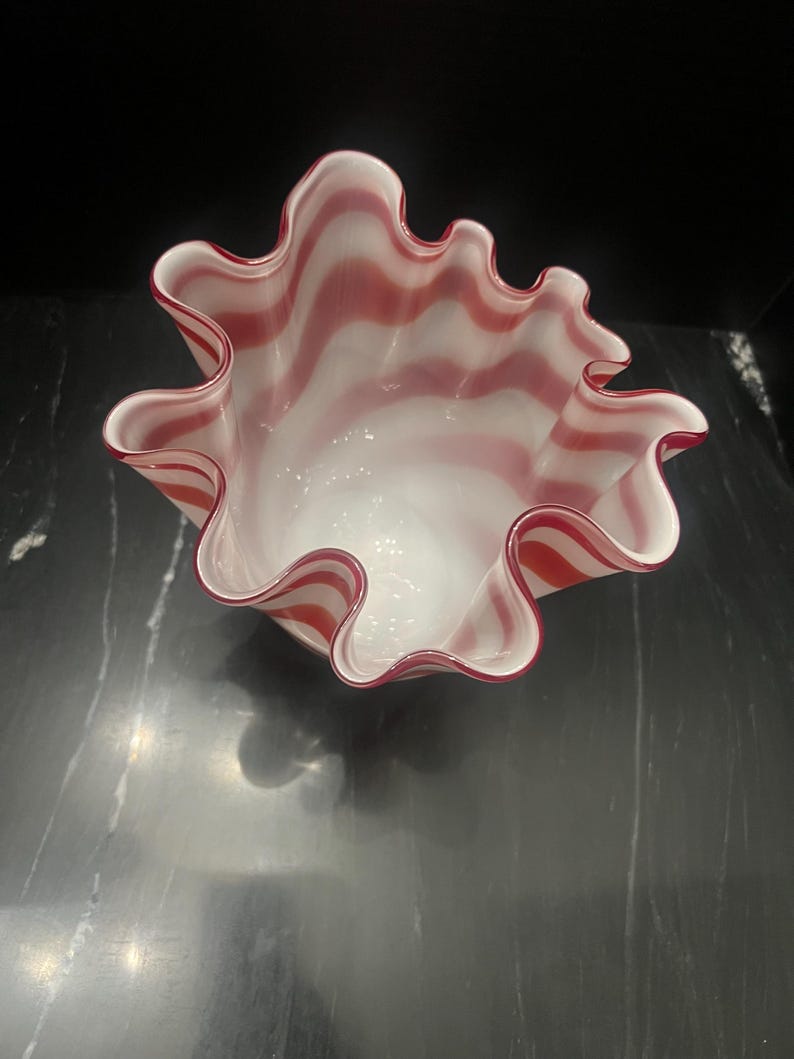 Beau Rivage Vintage glass handkerchief vase with a red and white peppermint stripe design. bild 5