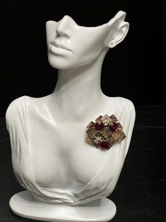 Vintage Ruby Red Statement Brooch – Textured Gold… - image 2