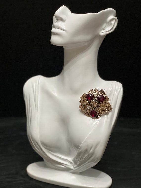 Vintage Ruby Red Statement Brooch – Textured Gold… - image 1