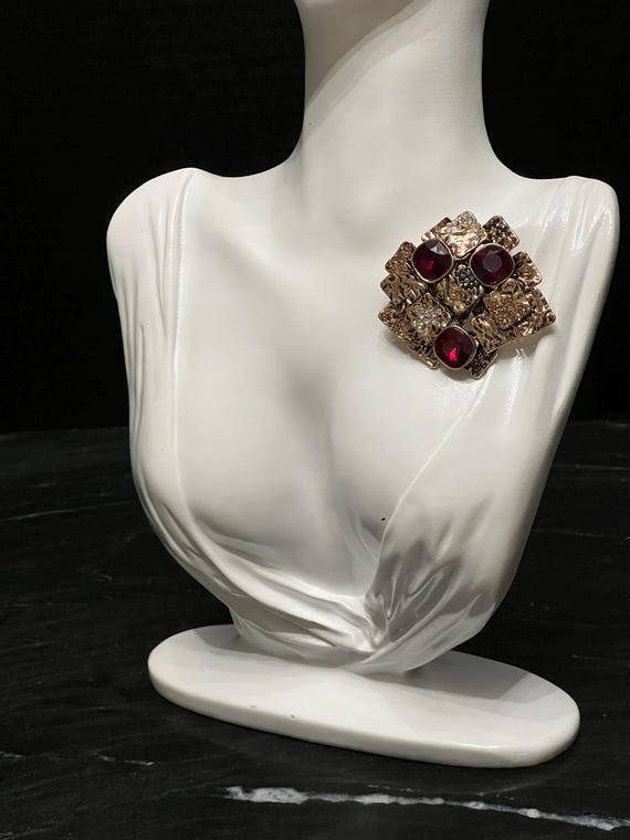 Vintage Ruby Red Statement Brooch – Textured Gold… - image 3