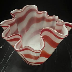 Beau Rivage Vintage glass handkerchief vase with a red and white peppermint stripe design. bild 4