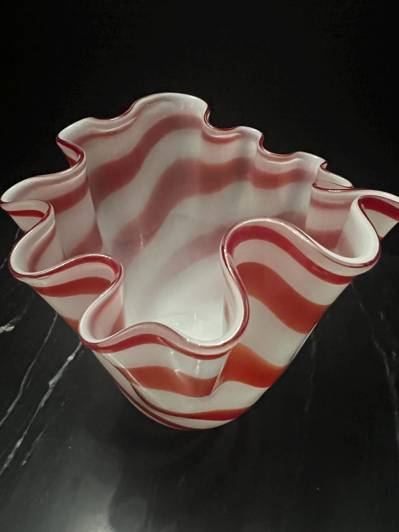 Beau Rivage Vintage glass handkerchief vase with a red and white peppermint stripe design. bild 4